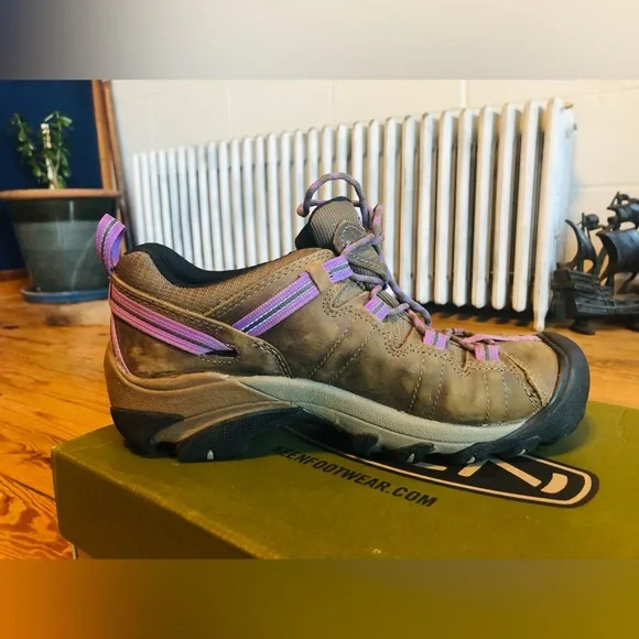 Like new Women's Targhee II Waterproof Keen hikers size nine. - Picture 6 of 7